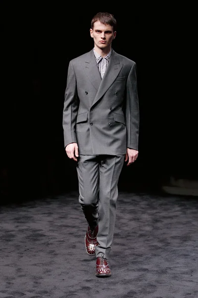 Look 18
